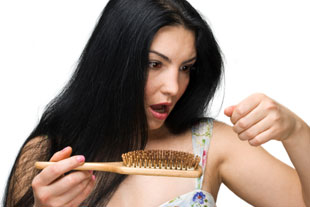 Chute de cheveux: les causes et solutions